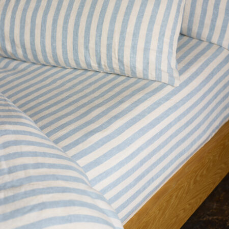Kalono 100% Linen Fitted Sheet – Coastal Blue Pembroke Stripe